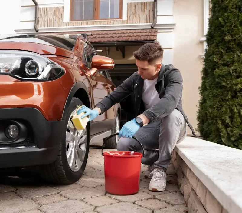 Lavage auto à domicile Biches : professionnel intervenant sur un véhicule